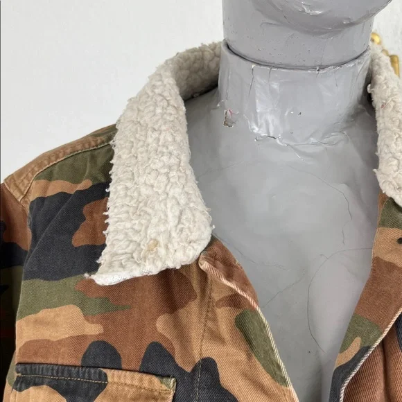 Madewell Northward Cropped Army Jacket in Cottontail Camo: Sherpa Edition - Picture 3 of 12